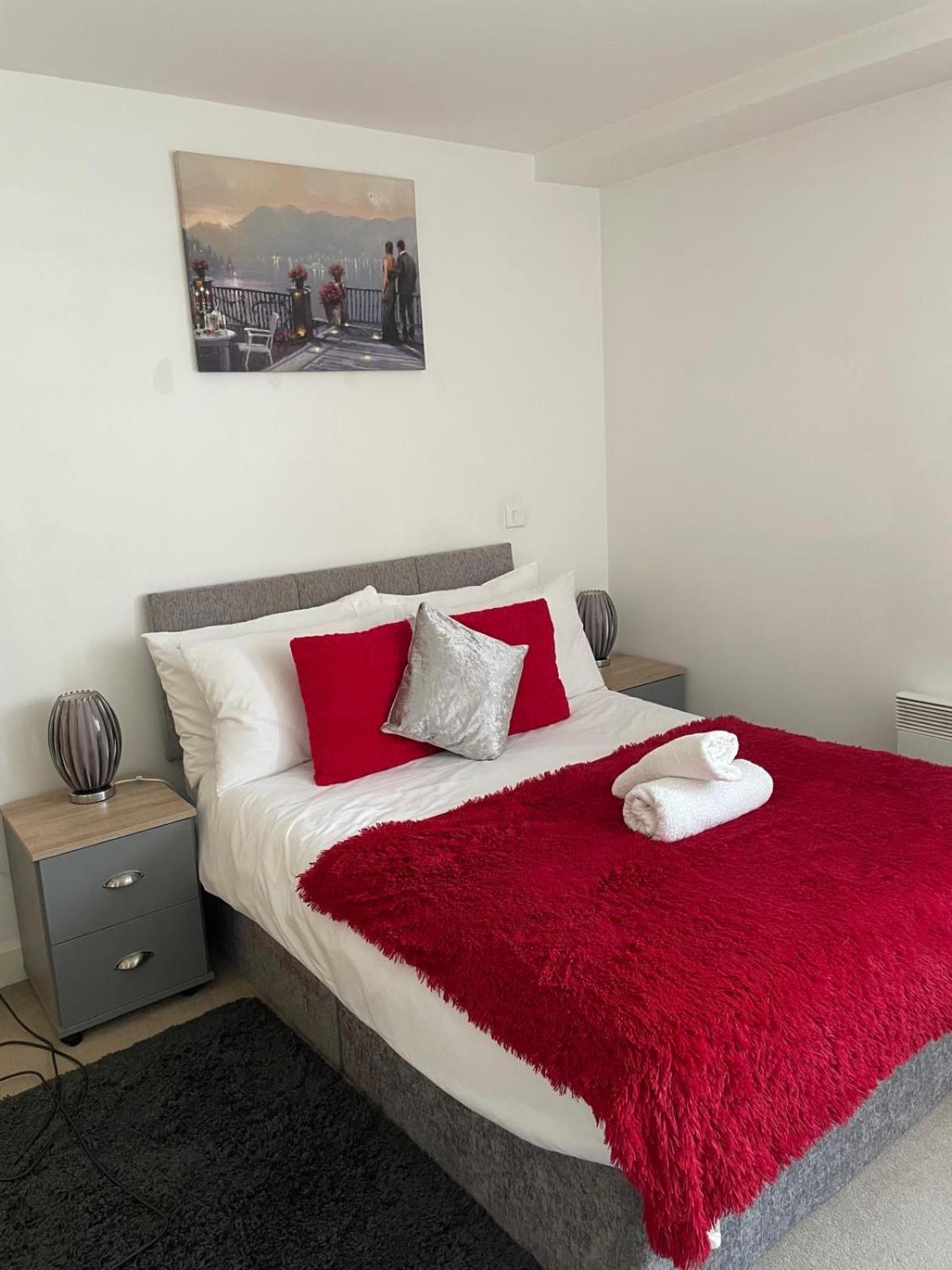 2 Bedroom Luxury Centre Apartment *